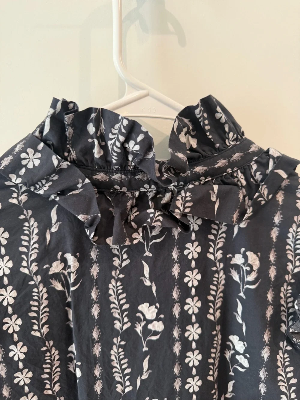Entro Floral Ruffle Blouse Size Medium - Picture 12 of 16